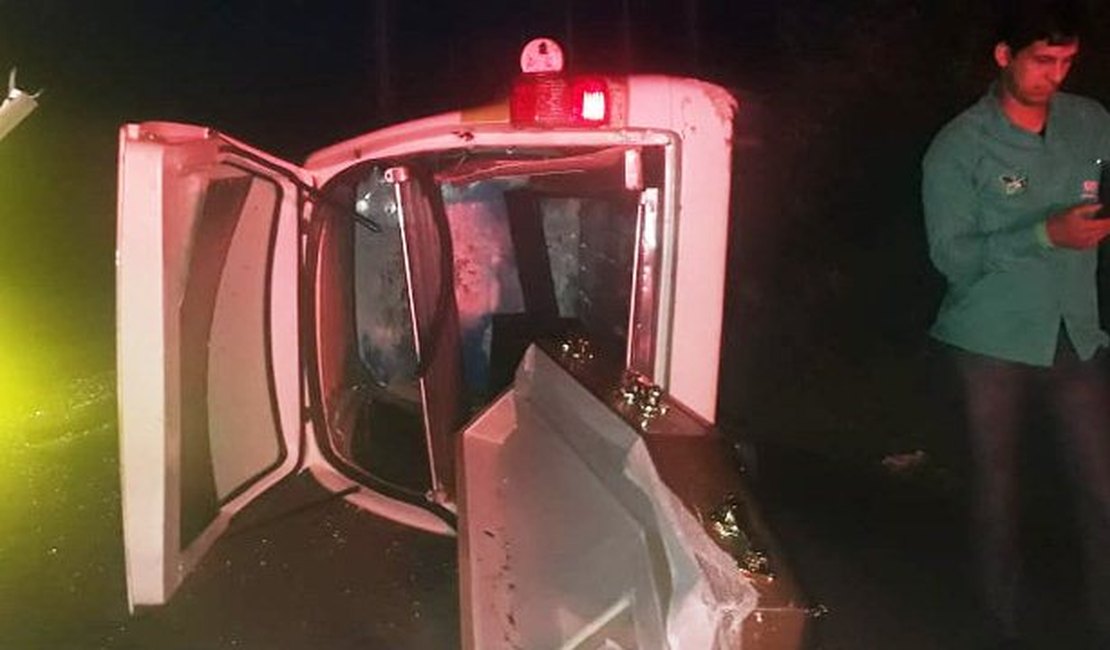 Caixão cai na rodovia após carro de funerária capotar na zona rural de Arapiraca