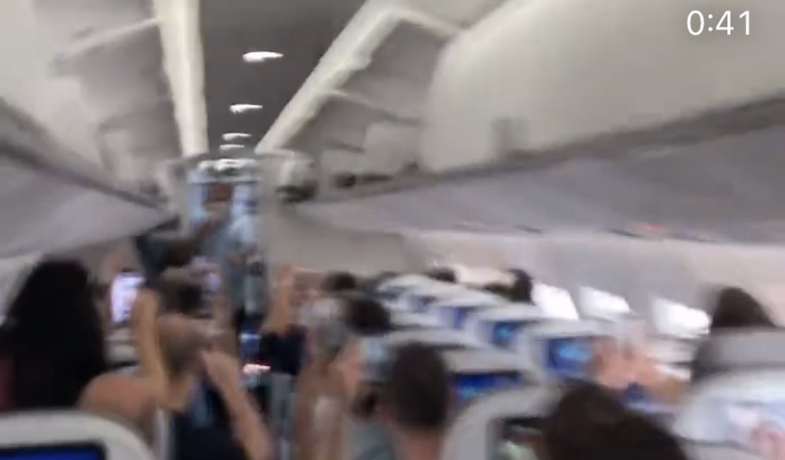 Vídeo. Bolsonaro é hostilizado em avião com gritos de fora Bolsonaro e Genocida