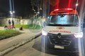 Dois homens que estavam em moto invadem calçada de praça e colidem contra poste no bairro Canafístula