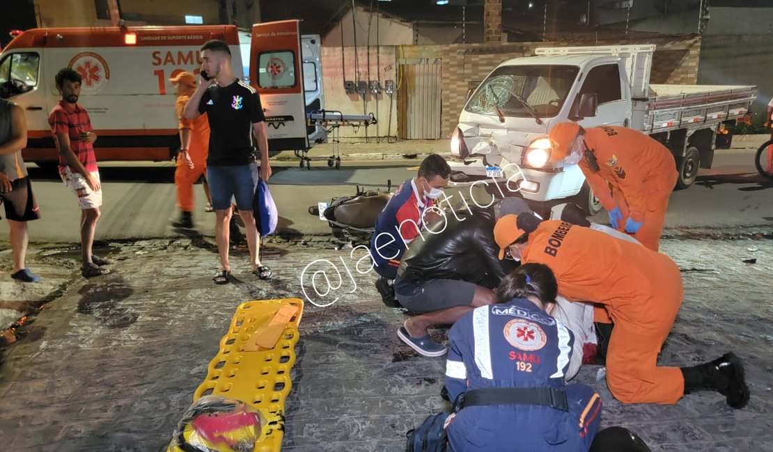 Mulher fica ferida após colidir motocicleta contra pequeno caminhão, em Arapiraca