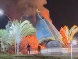 VÍDEO: Monumento de Nossa Senhora Aparecida desaba durante incêndio em Goiás