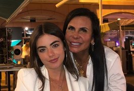 Aos 17 anos, filha de Gretchen trabalha entregando comida japonesa em Mônaco e pensa em carreira artística