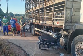 Acidente entre moto e caminhão deixa dois feridos na zona rural de Arapiraca