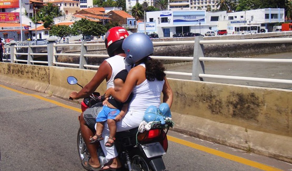 A partir de qual idade crianças podem ser transportadas em motos?