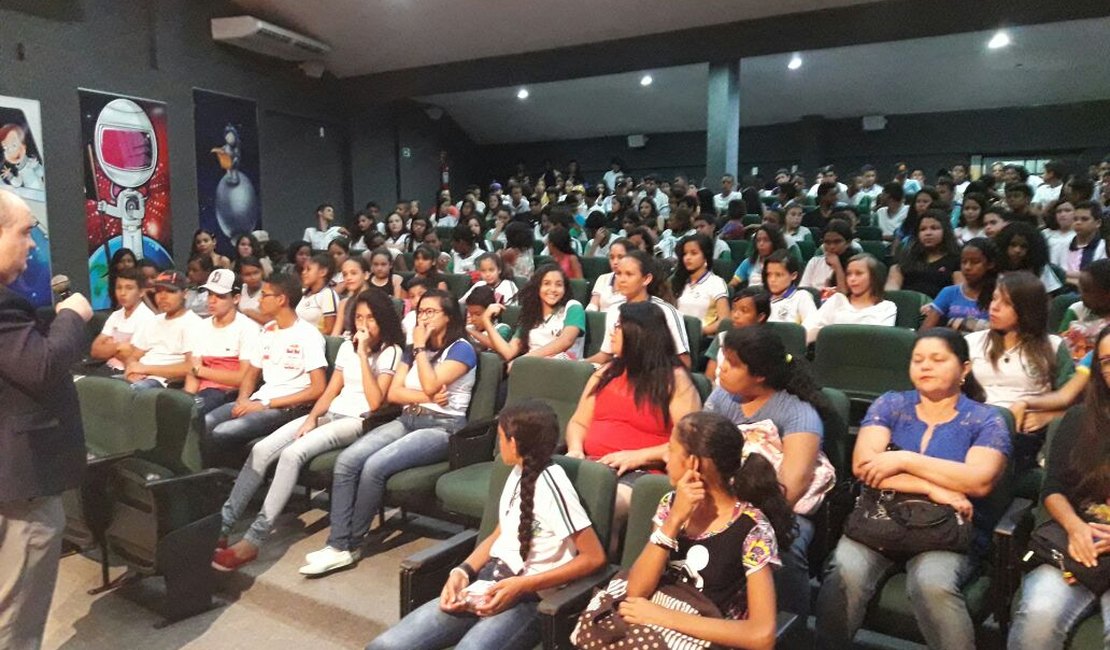 Cerca de 400 alunos participam de palestra sobre educação eleitoral em Arapiraca