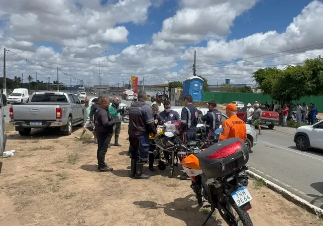Batida envolve dois carros e deixa feridos na AL-220, no bairro Planalto