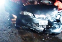 Colisão entre carros deixa duas pessoas presas às ferragens na AL 115, em Arapiraca