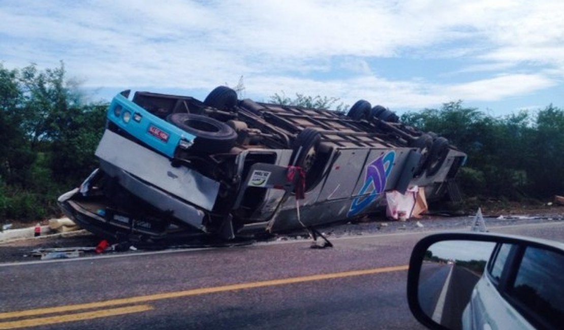 Acidente de ônibus deixa uma vítima fatal e vários feridos no sertão de Alagoas