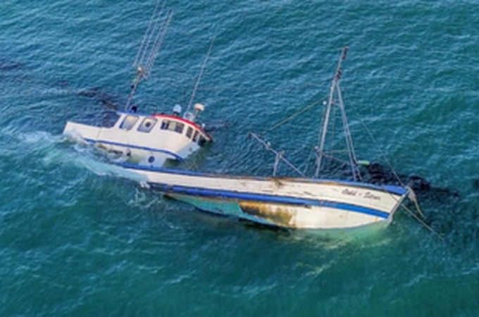 Barco pesqueiro naufraga e causa vazamento de combustível no mar de Japaratinga