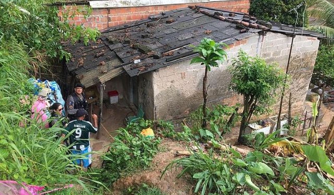 Polícia encontra crianças abandonadas há três dias em casa no Benedito Bentes, em Maceió