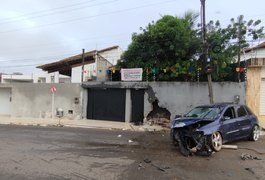 Condutor de automóvel perde controle da direção do veículo e colide em poste de energia e muro, em Arapiraca