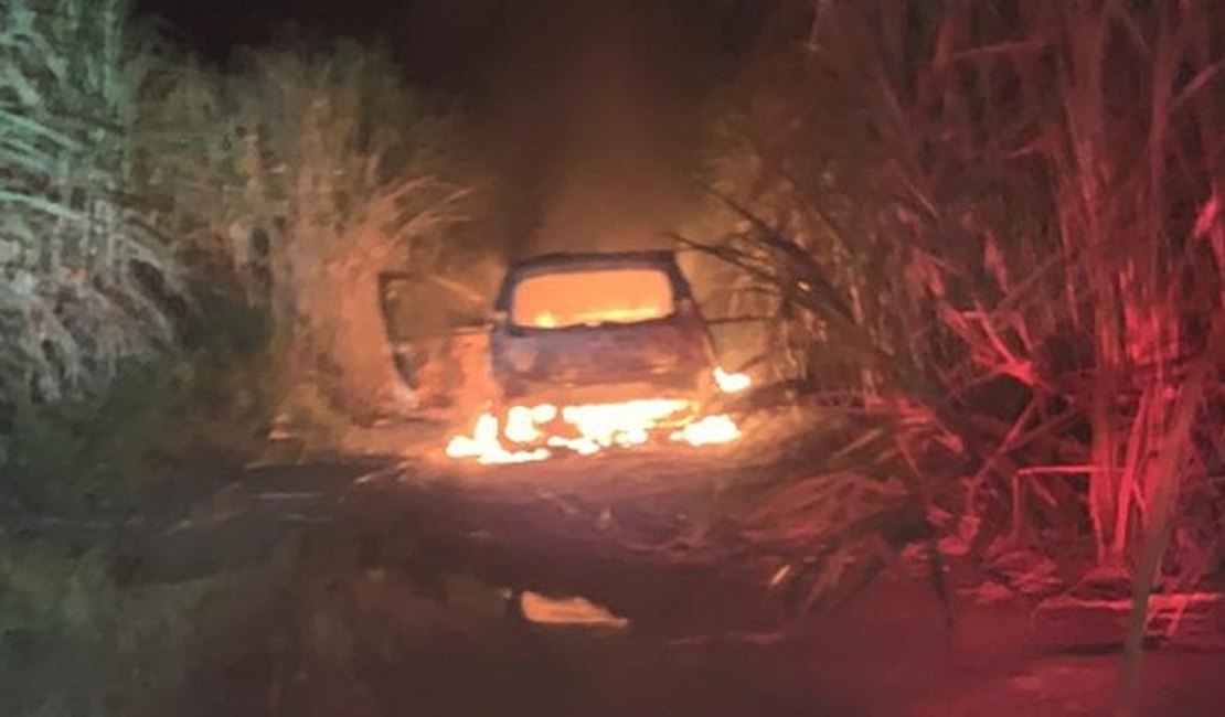 Veículo em chamas encontrado em canavial pode ser o mesmo tomado em assalto em Maceió