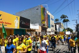 Arapiraquenses vão às ruas contra a corrupção no país e pedem a saída da presidenta Dilma