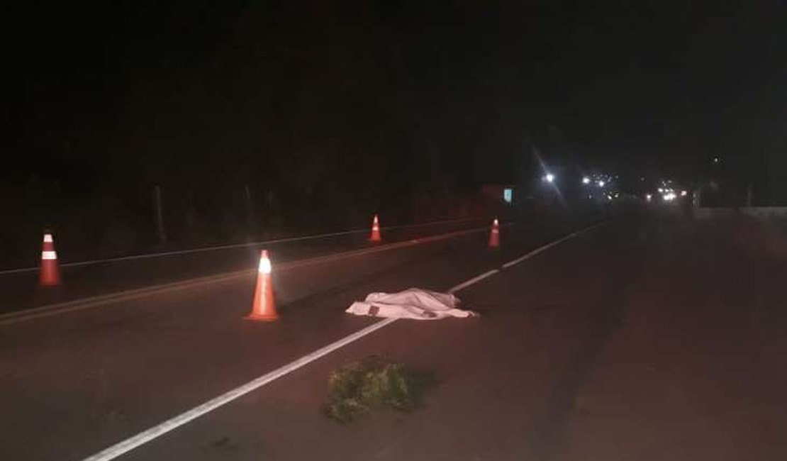Homem supostamente embriagado cai de moto e morre após ser atropelado por caminhão na AL-110