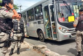 Três delegacias devem investigar assalto a ônibus que deixou mortos em Maceió