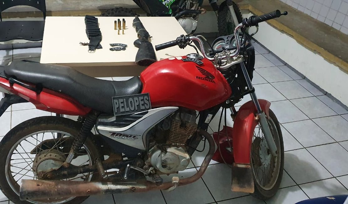 Homem é preso com espingarda e moto roubada no interior alagoano
