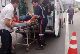 Mulher fica ferida após acidente entre carro e moto no Parque Ceci Cunha, em Arapiraca