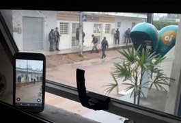 Vídeos: Reféns são liberados após 5 horas sob a mira de revólver e dupla se entrega à PM
