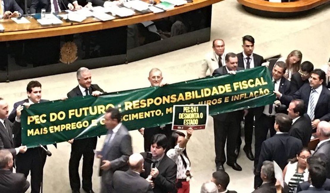 Câmara conclui 1º turno da PEC do teto de gastos
