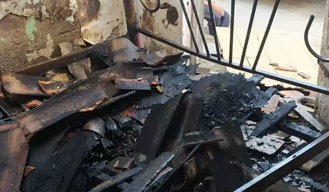 Imóvel fica destruído pelas chamas no Centro de Arapiraca; morador conseguiu escapar ileso