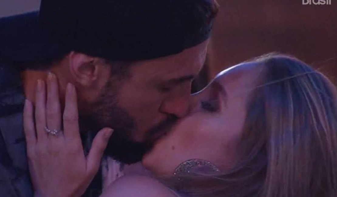 Carla Diaz e Arthur tomam atitude e finalmente se beijam no BBB 21