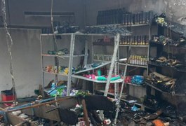 Corpo de Bombeiros combate incêndios em estabelecimentos comerciais em Maceió e Arapiraca