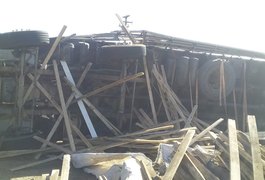 Caminhão de madeira tomba  na rodovia e deixa dois feridos na AL 115, em Igaci