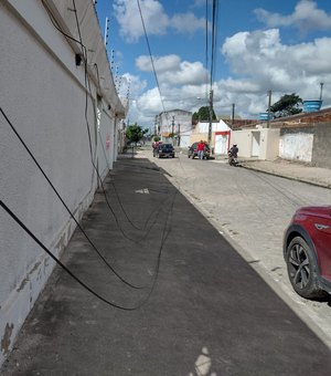 Caminhão baú 'arranca' fios de internet ao passar por rua no Alto do Cruzeiro