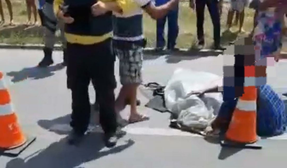 Mulher não vê moto e morre atropelada ao atravessar rodovia segurando criança em Rio Largo