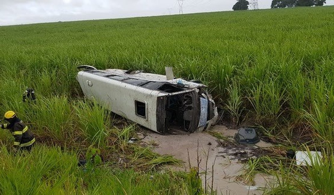 Van capota e deixa feridos em rodovia alagoana