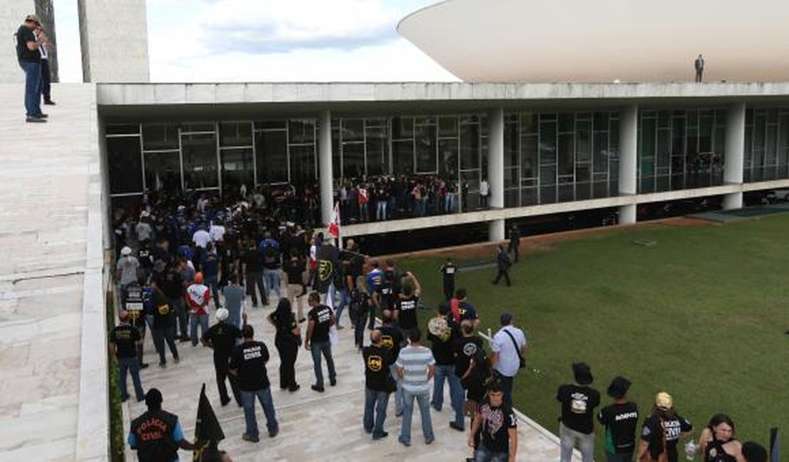 Após protesto, idade mínima para aposentadoria de policiais deve cair para 55