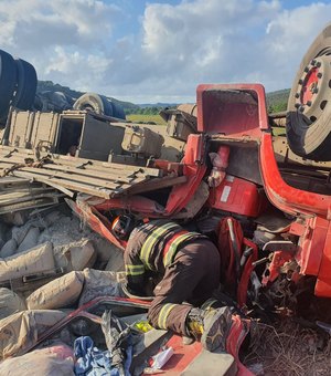 Tombamento de caminhão com carga de cimento deixa duas pessoas feridas, em Maceió