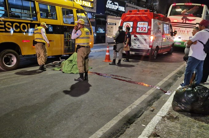 Vídeo mostra momento em que adolescente cai de bicicleta e morre atropelado por ônibus em Arapiraca