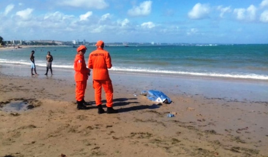 Três banhistas se afogam e um morre após mergulho no mar da Praia de Ponta Verde, em Maceió