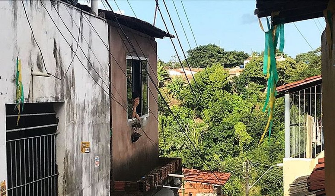 Homem é morto na varanda de casa ao tentar proteger filho de tiroteio
