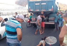 Criança tem cabeça esmagada por caminhão após perder controle de bicicleta