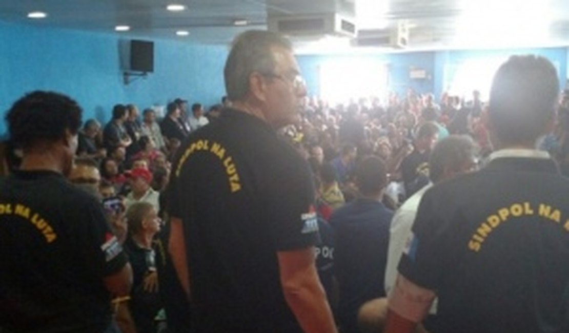 Policiais civis realizam nova assembleia para decidir rumo da greve