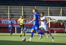 CSA vence o Vitória por 1 a 0 na Bahia, passa o rival na classificação e encosta no G-4 da Série B