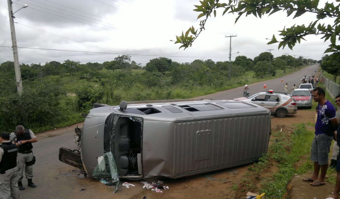 Condutor de van da linha Arapiraca-Palmeira perde o controle do veículo e tomba na AL-115