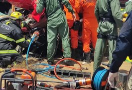 Acidente entre caminhões deixa vítimas presas às ferragens, no Sertão alagoano