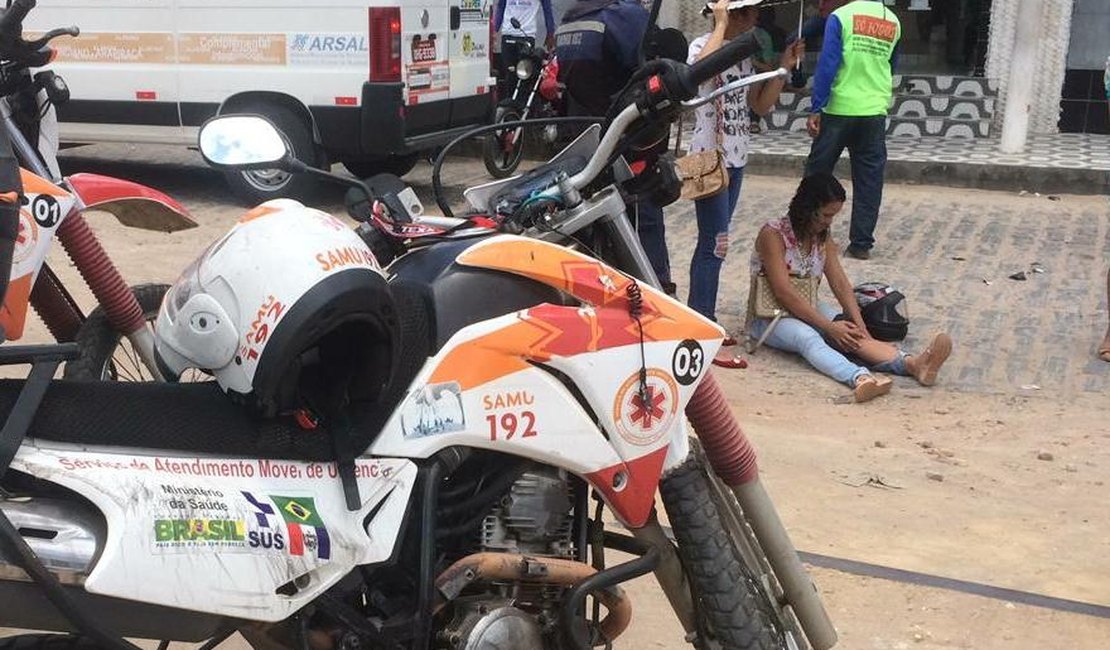 Mulher fica ferido após colisão entre motos no Centro de Arapiraca