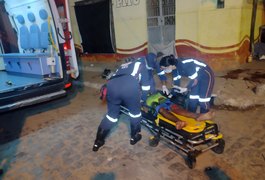 Vídeo. Dupla atira contra usuário de drogas, na frente de bar em Arapiraca