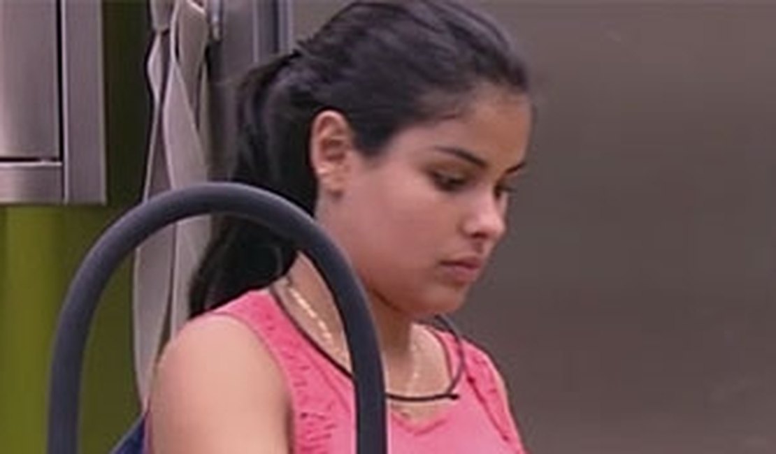 'BBB16': Munik se irrita com investidas de Ronan: 'depois dou na cara dele'