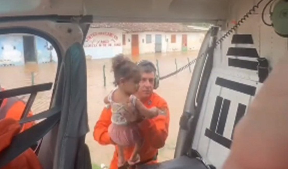 Atingidos pela chuva em Murici são resgatados pelo grupamento aéreo