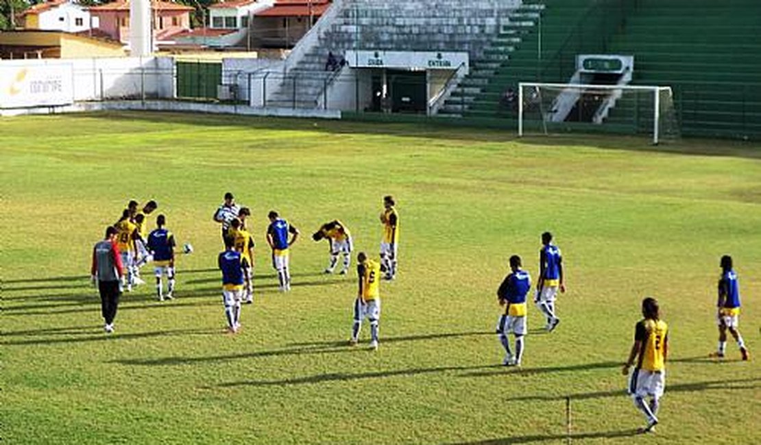 Jogadores que não foram ao rio participaram de um jogo treino