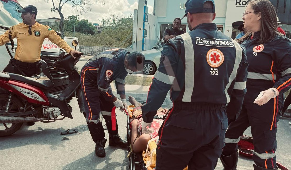 Condutor de cinquentinha fica ferido após acidente envolvendo três veículos na Avenida Ceci Cunha