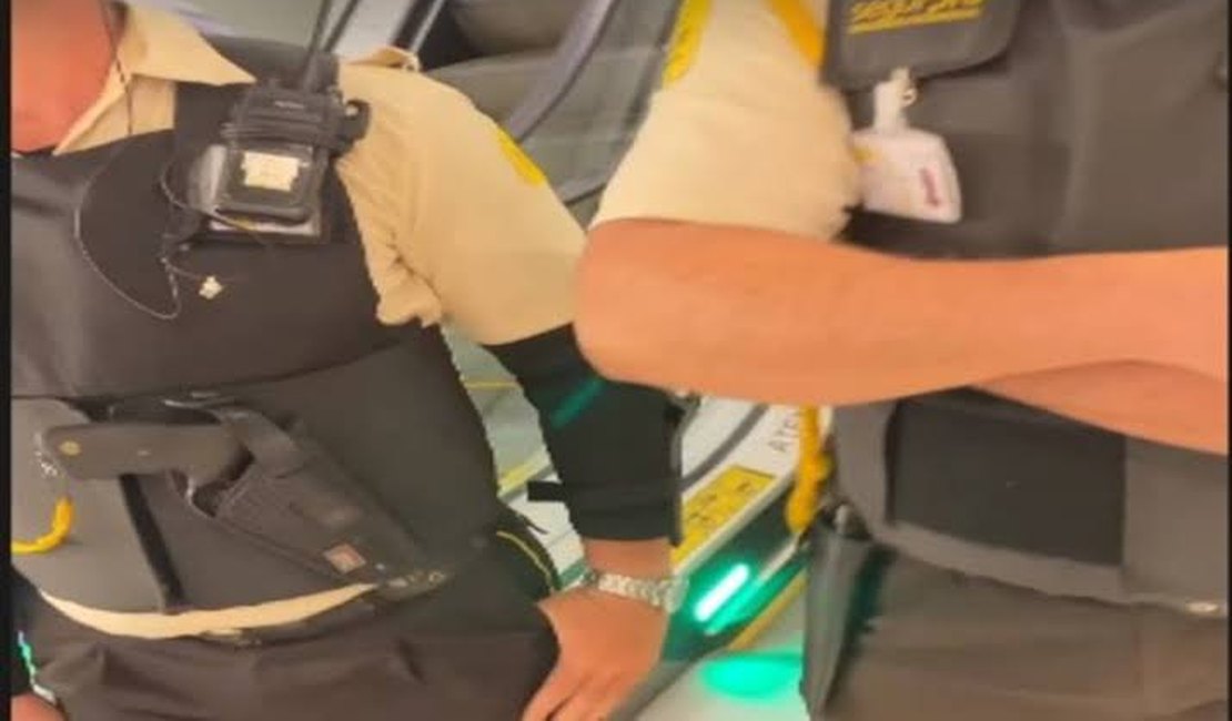 Vídeo. Seguranças impedem jovem negro de entrar em shopping