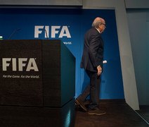 Sob suspeita, Blatter entrega cargo e anuncia novas eleições na Fifa