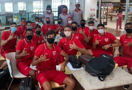 Atletas do Sub-17 do CRB embarcam rumo a partida em São Paulo