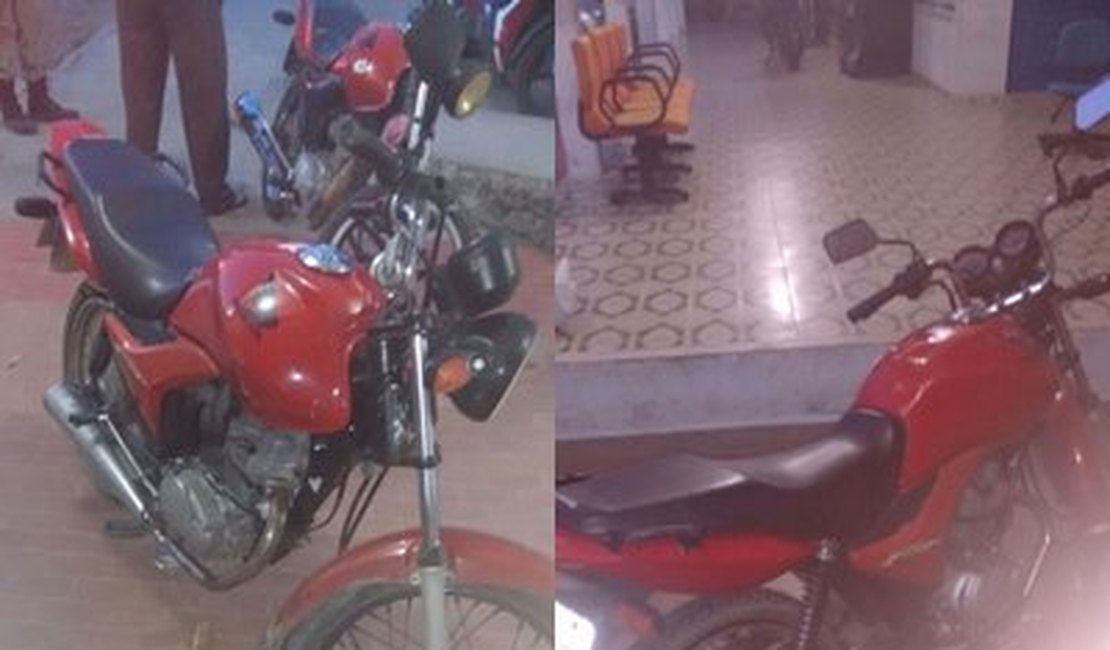 Polícia recupera moto roubada no bairro Olho D'água dos Cazuzinhas, em Arapiraca